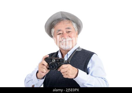 Joyeux asiatique vieux homme hobby photographe voyage portrait copie espace pour votre annonce ou texte promotionnel sur fond blanc isolé, Peo Banque D'Images