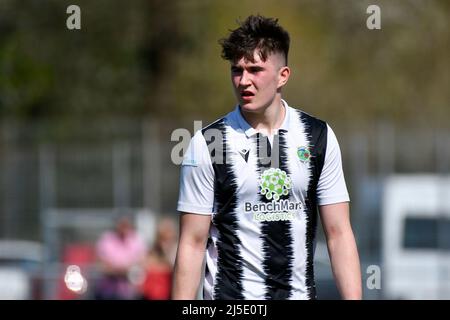 Pontardawe, pays de Galles. 16 avril 2022. Callum Dolman de Pontardawe Town pendant le match de la Ligue du Sud-Ouest Ardal entre Pontardawe Town et Dinas Powys au parc Ynysderw à Pontardawe, pays de Galles, Royaume-Uni, le 16 avril 2022. Crédit : Duncan Thomas/Majestic Media. Banque D'Images