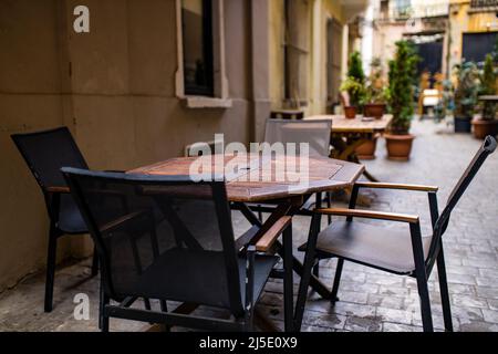 Tables et chaises vides, personne de touriste dans le tourisme de couvre-feu de rue Banque D'Images