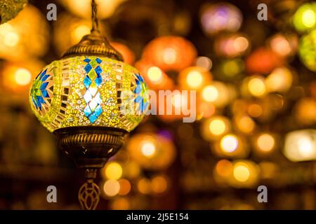 Lampe en mosaïque de verre turc dans un grand bazar vintage Banque D'Images