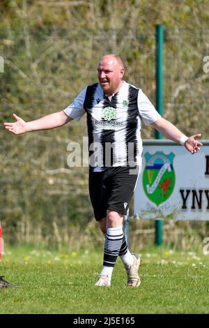 Pontardawe, pays de Galles. 16 avril 2022. Garry Taylor of Pontardawe Town pendant le match de la Ligue du Sud-Ouest d'Ardal entre Pontardawe Town et Dinas Powys au parc Ynysderw à Pontardawe, pays de Galles, Royaume-Uni, le 16 avril 2022. Crédit : Duncan Thomas/Majestic Media. Banque D'Images