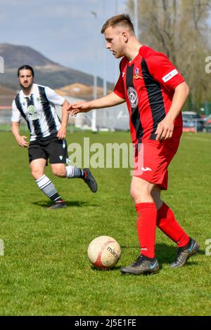 Pontardawe, pays de Galles. 16 avril 2022. Samuel Roberts de Dinas Powys lors du match de la Ligue du Sud-Ouest Ardal entre Pontardawe Town et Dinas Powys au parc Ynysderw à Pontardawe, pays de Galles, Royaume-Uni, le 16 avril 2022. Crédit : Duncan Thomas/Majestic Media. Banque D'Images