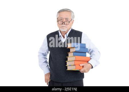 Portrait asiatique senior vieil homme enseignant ou professeur tenir livre portant des lunettes de vue penser avec l'espace de copie pour votre promotion ou texte isolé sur le coup Banque D'Images