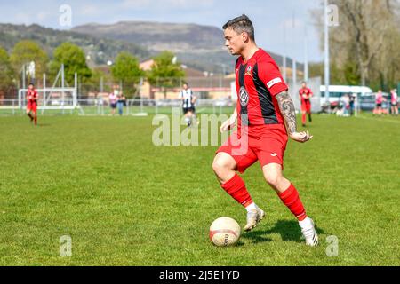 Pontardawe, pays de Galles. 16 avril 2022. Jacob Flower de Dinas Powys lors du match de la Ligue du Sud-Ouest Ardal entre Pontardawe Town et Dinas Powys au parc Ynysderw à Pontardawe, pays de Galles, Royaume-Uni, le 16 avril 2022. Crédit : Duncan Thomas/Majestic Media. Banque D'Images