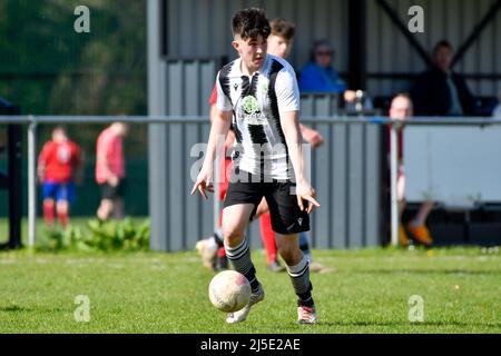 Pontardawe, pays de Galles. 16 avril 2022. Callum Dolman de Pontardawe Town pendant le match de la Ligue du Sud-Ouest Ardal entre Pontardawe Town et Dinas Powys au parc Ynysderw à Pontardawe, pays de Galles, Royaume-Uni, le 16 avril 2022. Crédit : Duncan Thomas/Majestic Media. Banque D'Images