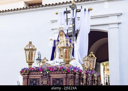 Procession du Père Noël Paso de Semana (plate-forme ou trône) de notre Dame des Sorrows (Nuestra Señora de las Angustias), à la sortie du temple Banque D'Images