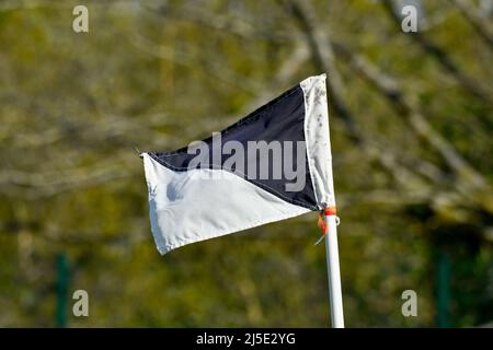 Pontardawe, pays de Galles. 16 avril 2022. Drapeau d'angle noir et blanc lors du match de la Ligue du Sud-Ouest Ardal entre Pontardawe Town et Dinas Powys au parc Ynysderw à Pontardawe, pays de Galles, Royaume-Uni, le 16 avril 2022. Crédit : Duncan Thomas/Majestic Media. Banque D'Images