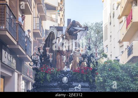 Huelva, Espagne - 15 avril 2022: Trône ou plate-forme de Descendimiento (descente) en procession par les rues étroites de la ville. Mise au point douce grâce à Banque D'Images