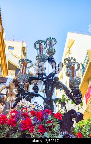 Détail de lustre dans le trône ou plate-forme de Descendimiento (descente) en procession par les rues étroites de la ville. Mise au point douce due à la fumée de Banque D'Images