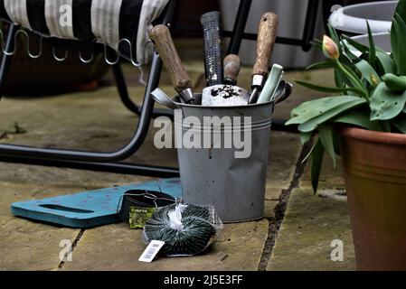 Photos de jardin génériques montrant une truelle et une fourchette, une préparation de sol de jardin de printemps ou de début d'été ou un semis de graines Banque D'Images