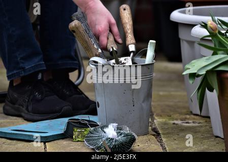 Photos de jardin génériques montrant une truelle et une fourchette, une préparation de sol de jardin de printemps ou de début d'été ou un semis de graines Banque D'Images