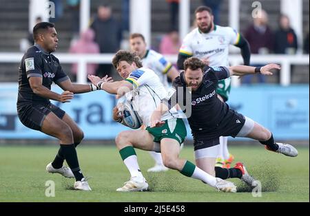 Le Kyle Rowe (au centre) de London Irish est attaqué par George Wacokecoke (à gauche) de Newcastle Falcon et Max Wright lors du match Gallagher Premiership à Kingston Park, Newcastle upon Tyne. Date de la photo: Vendredi 22 avril 2022. Banque D'Images