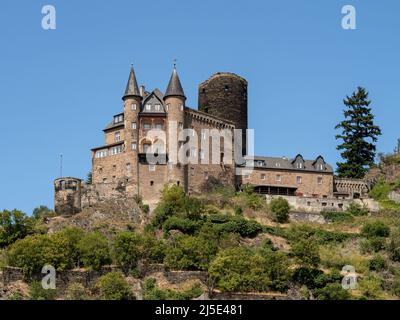 SANKT GOARSHAUSEN, ALLEMAGNE - 06 JUILLET 2019 : vue sur le château de Katz sur la colline, vue depuis le Rhin Banque D'Images