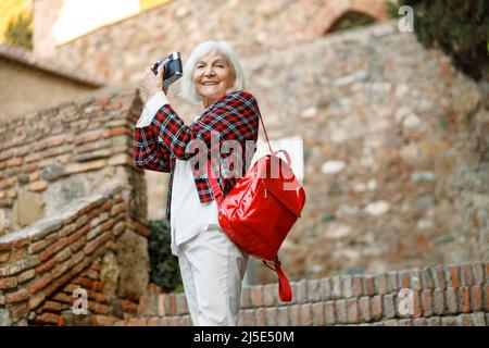 Jolie femme âgée marchant dans la journée dehors Banque D'Images