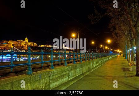 L'éclairage lumineux du château de Buda, situé au sommet de la colline du château dans le quartier de Buda, vu depuis le remblai du Danube dans le quartier Pest, Budapest Banque D'Images