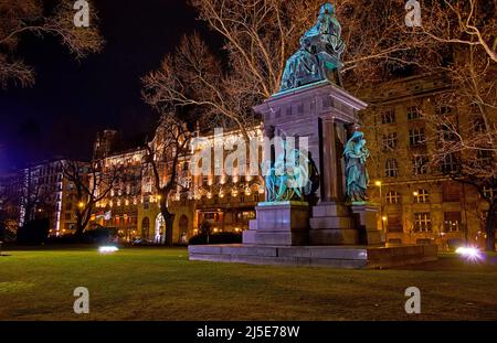 Le parc pittoresque de la place Istvan szechenyi avec la statue de Deak Ferenc au milieu de la pelouse, Budapest, Hongrie Banque D'Images