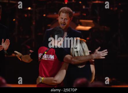 Le duc de Sussex décerne un prix à un joueur de Team Belgium lors de la cérémonie de clôture des Invictus Games au Zuiderpark, à la Haye, aux pays-Bas. Date de la photo: Vendredi 22 avril 2022. Banque D'Images