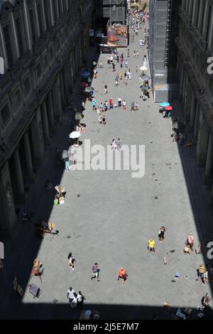 Florence, FI, Italie - 21 août 2015 : cour étroite entre les deux ailes du palais de la Galerie des Offices avec les gens Banque D'Images