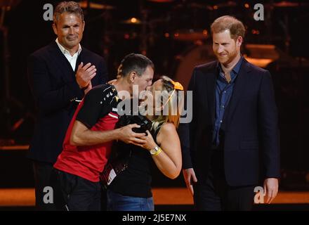 Le duc de Sussex décerne un prix à un joueur de Team Belgium lors de la cérémonie de clôture des Invictus Games au Zuiderpark, à la Haye, aux pays-Bas. Date de la photo: Vendredi 22 avril 2022. Banque D'Images