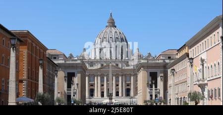 Vatican, va, Vatican - 16 août 2020 : vue sur la basilique Saint-Pierre et le Dôme depuis LA VIA DELLA CONCILIAZIONE à Rome Banque D'Images