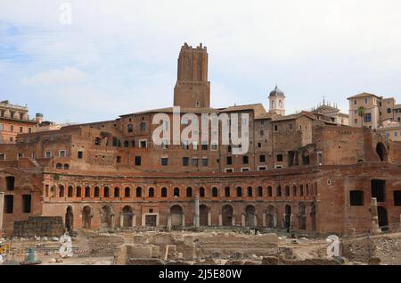 Rome, RM, Italie - 18 août 2020 : les anciens marchés de Trajan s'appellent également Mercati di Traiano en langue italienne, près du Colisée Banque D'Images