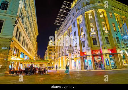 BUDAPEST, HONGRIE - 20 FÉVRIER 2022 : la place Vorosmarty avec ses cafés extérieurs, ses bâtiments d'époque, ses magasins et ses restaurants, le 20 février à Budapest Banque D'Images