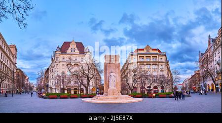 BUDAPEST, HONGRIE - 20 FÉVRIER 2022 : vue panoramique de la place Vertanuk avec des édifices historiques et un mémorial reconstruit des victimes de la terreur rouge, le 20 février Banque D'Images