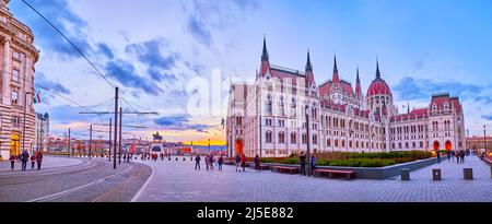 BUDAPEST, HONGRIE - 20 FÉVRIER 2022 : vue panoramique de la place Lajos Kossuth avec le bâtiment du Parlement contre le ciel de crépuscule, le 20 février à Budapest Banque D'Images