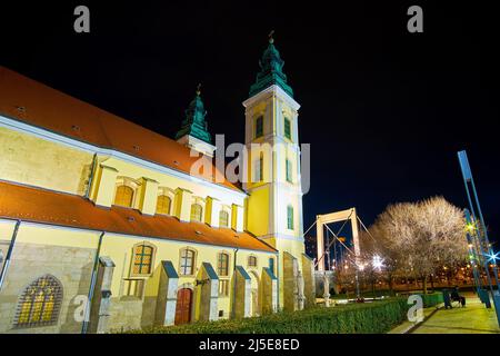 Les clochers de l'église paroissiale de la ville intérieure de la Sainte Vierge Marie avec une vue sur le pont blanc Elisabeth en arrière-plan, Budapest, Hongrie Banque D'Images