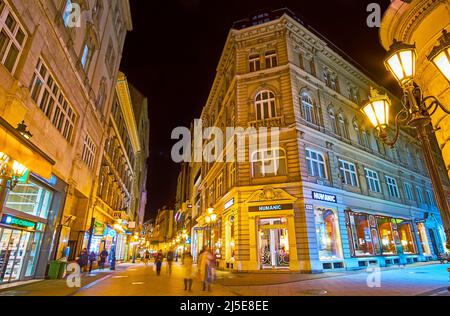 BUDAPEST, HONGRIE - 20 FÉVRIER 2022 : la rue Vaci, située dans le quartier historique de Pest, est l'une des principales rues commerçantes et touristiques, le 20 février à BU Banque D'Images