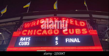 Chicago, Illinois, États-Unis. 19th avril 2022. Le panneau de marquise situé à l'extérieur de Wrigley Field, stade des Chicago Cubs, est présenté mardi soir le 19 avril 2022, lorsque les Tampa Bay Rays jouaient aux Cubs. (Image de crédit : © Mark Hertzberg/ZUMA Press Wire) Banque D'Images