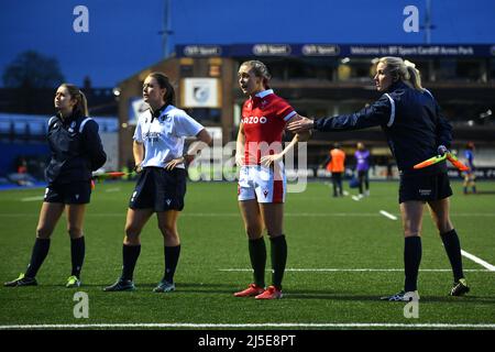 Kayleigh Powell, au pays de Galles, parle pour se mettre en correspondance avec les arbitres lors du match des six nations des femmes TikTok au Cardiff Arms Park, à Cardiff. Date de la photo: Vendredi 22 avril 2022. Banque D'Images