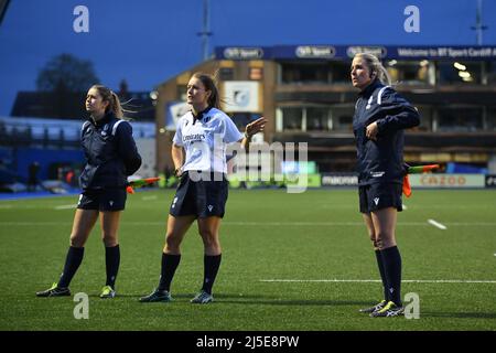 Regard de l'arbitre de match sur le système TMO lors du match des six Nations des femmes TikTok au Cardiff Arms Park, Cardiff. Date de la photo: Vendredi 22 avril 2022. Banque D'Images