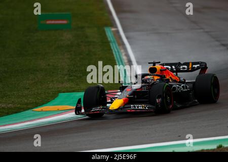 Imola (BO) Italie - avril 22 2022 - Rolex Gran Premio del Made in Italy e dell'Emilia-Romagna: Max Verstappen (NED) Redbull Racing RB18 Pendant la Formule 1 Rolex Emilia Romagna Grand Prix 2022, 4rd tour du championnat du monde de Formule 1 de la FIA 2022 Free Practices, Championnat de Formule 1 à Imola, Italie, avril 22 2022 Banque D'Images