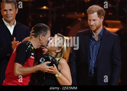 Le duc de Sussex décerne un prix à un joueur de Team Belgium lors de la cérémonie de clôture des Invictus Games au Zuiderpark, à la Haye, aux pays-Bas. Date de la photo: Vendredi 22 avril 2022. Banque D'Images