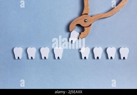 Extraction chirurgicale des dents, procédure d'enlèvement avec pinces. Conséquences des maladies des gencives et des racines décaisées. Concept de santé dentaire. Jouet pour enfants. Photo de haute qualité Banque D'Images