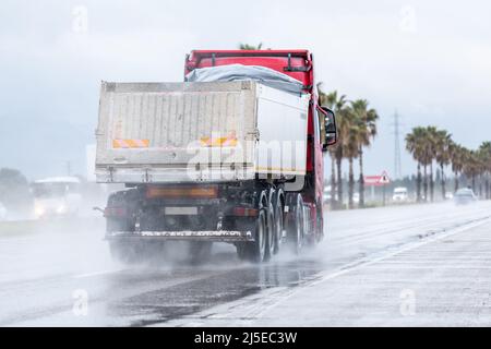 Voitures roulant sur une autoroute humide par temps pluvieux Turquie Banque D'Images