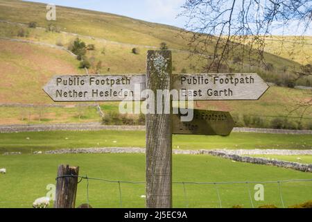 Halton Gill, Littondale, North Yorkshire, Royaume-Uni. Porte-affiche Fingerpost montrant le chemin pour les marcheurs de colline se dirigeant vers East Garth à Littondale dans le Yorkshir Banque D'Images