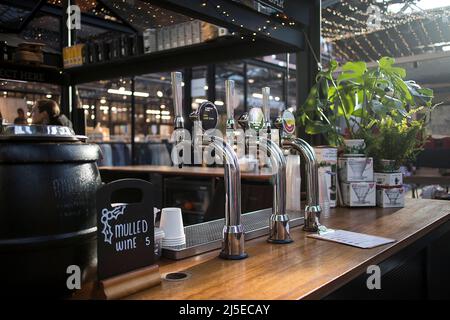 Londres, Royaume-Uni - 20 avril 2022, Un stand avec robinets pour la bière et le vin chaud au marché alimentaire de Spitalfields Banque D'Images