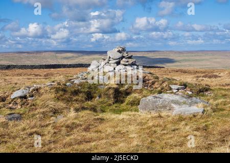 Cairn et pile de pierres sur birks tombèrent au-dessus de littondale dans les Yorkshire Dales Banque D'Images