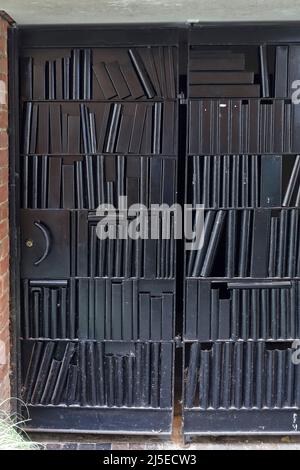 Portes / portails métalliques noirs de style bibliothèque / bibliothèque insolite dans Printers Yard, Uppingham, Rutland, Angleterre, Royaume-Uni Banque D'Images