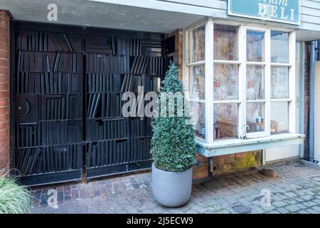 Portes / portails métalliques noirs de style bibliothèque / bibliothèque insolite dans Printers Yard, Uppingham, Rutland, Angleterre, Royaume-Uni Banque D'Images