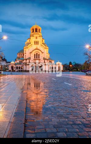 Cathédrale Saint Alexandre Nevsky à Sofia, Bulgarie à l'aube. Banque D'Images