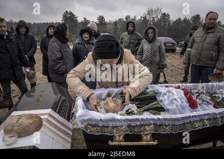Irpin, Ukraine. 22nd avril 2022. Une femme rend hommage à Fedorenko Viktor Dmytrevych, 86 ans, dans un cimetière d'Irpin le vendredi 22 avril 2022. Dmytrevych était chirurgien et est mort d'une pneumonie causée par la COVID après avoir vécu et caché dans un sous-sol pendant un mois chez les soldats russes. Un commandant militaire à Moscou a déclaré vendredi que l'objectif de la nouvelle phase de la guerre de la Russie est de prendre le contrôle intégral de l'Ukraine du sud et de l'est et de relier la région du Donbass à la Crimée par voie terrestre. Photo de Ken Cedeno/UPI crédit: UPI/Alay Live News Banque D'Images