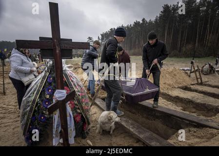Irpin, Ukraine. 22nd avril 2022. Soroka Vira Stepanovna, 69 ans, est enterré dans un cimetière d'Irpin le vendredi 22 avril 2022. Malgré les dommages causés à l'appartement par les attaques russes, la cause de la mort était l'insuffisance cardiaque. Un commandant militaire à Moscou a déclaré vendredi que l'objectif de la nouvelle phase de la guerre de la Russie est de prendre le contrôle intégral de l'Ukraine du sud et de l'est et de relier la région du Donbass à la Crimée par voie terrestre. Photo de Ken Cedeno/UPI . Crédit : UPI/Alay Live News Banque D'Images