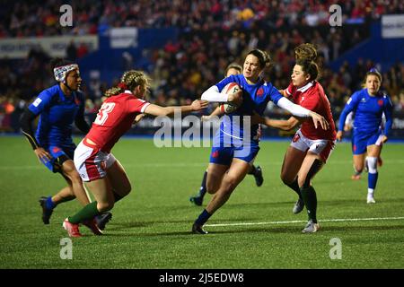 Jessy Trémoulière, en France, fait une pause pour tenter sa chance lors du match des six nations des femmes TikTok au parc d'armes de Cardiff. Date de la photo: Vendredi 22 avril 2022. Banque D'Images