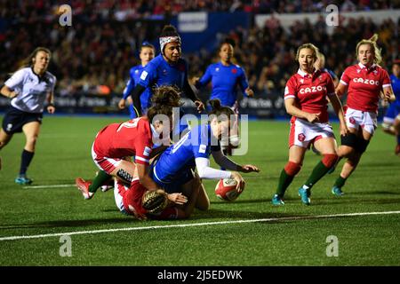 Jessy Trémoulière, en France, fait une pause pour tenter sa chance lors du match des six nations des femmes TikTok au parc d'armes de Cardiff. Date de la photo: Vendredi 22 avril 2022. Banque D'Images