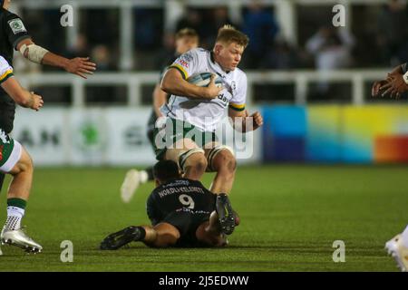 Newcastle, Royaume-Uni. 22nd avril 2022. Tom Pearson est attaqué lors du match de rugby Gallagher Premiership entre Newcastle Falcons et London Irish au Kingston Park Stadium, Newcastle, Royaume-Uni, le 22 avril 2022. Photo de Simon Hall. Utilisation éditoriale uniquement, licence requise pour une utilisation commerciale. Aucune utilisation dans les Paris, les jeux ou les publications d'un seul club/ligue/joueur. Crédit: UK Sports pics Ltd/Alay Live News crédit: UK Sports pics Ltd/Alay Live News Banque D'Images