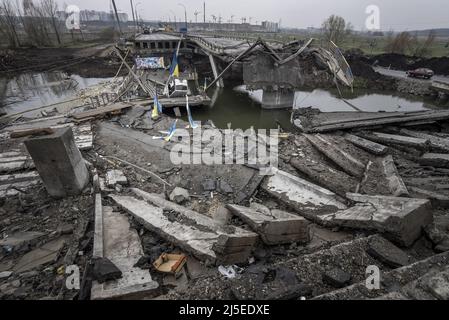 Irpin, Ukraine. 22nd avril 2022. Le pont détruit traversant la rivière Irpin depuis la ville d'Irpin à seulement 20 kilomètres au nord-ouest de Kiev, Ukraine, le vendredi 22 avril 2022. Le pont a été soufflé par les forces ukrainiennes pour bloquer - ou du moins ralentir - l'armure russe atteignant Kiev, la capitale de l'Ukraine. Un commandant militaire à Moscou a déclaré vendredi que l'objectif de la nouvelle phase de la guerre de la Russie est de prendre le contrôle intégral de l'Ukraine du sud et de l'est et de relier la région du Donbass à la Crimée par voie terrestre. Photo de Ken Cedeno/UPI . Crédit : UPI/Alay Live News Banque D'Images