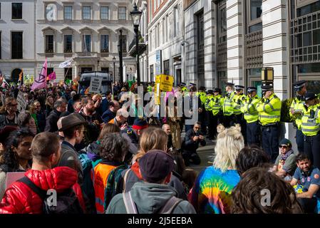 Les bureaux de BP à Londres ont été la cible de manifestations de la rébellion contre l'extinction, mais ont été fortement protégés par la police. Siège social de la place Saint-James Banque D'Images